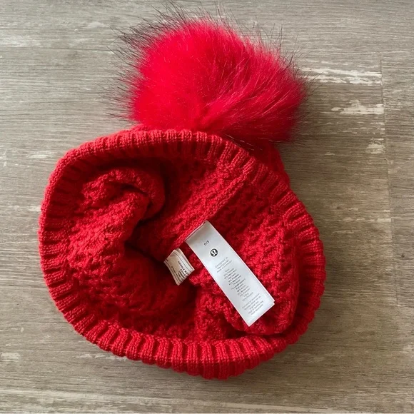 NWT Lululemon Bubble Knit Pom Beanie Hat in Carnation Red  display picture 3
